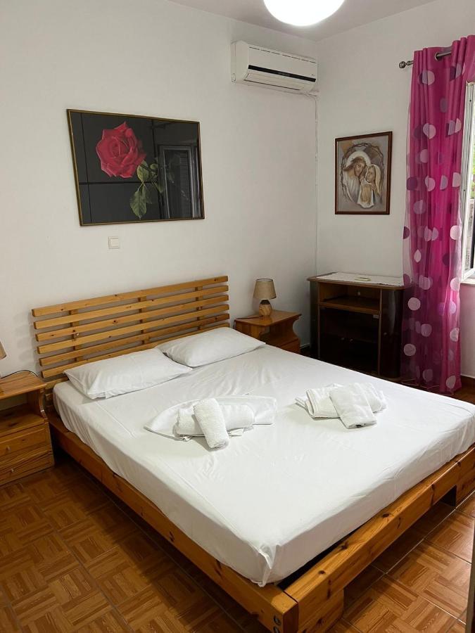 Goni Guest House Sarandë エクステリア 写真